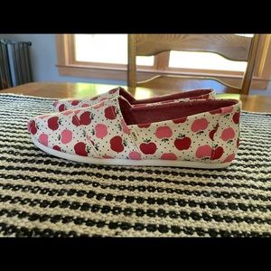 Woman’s Toms Apple Print size 7